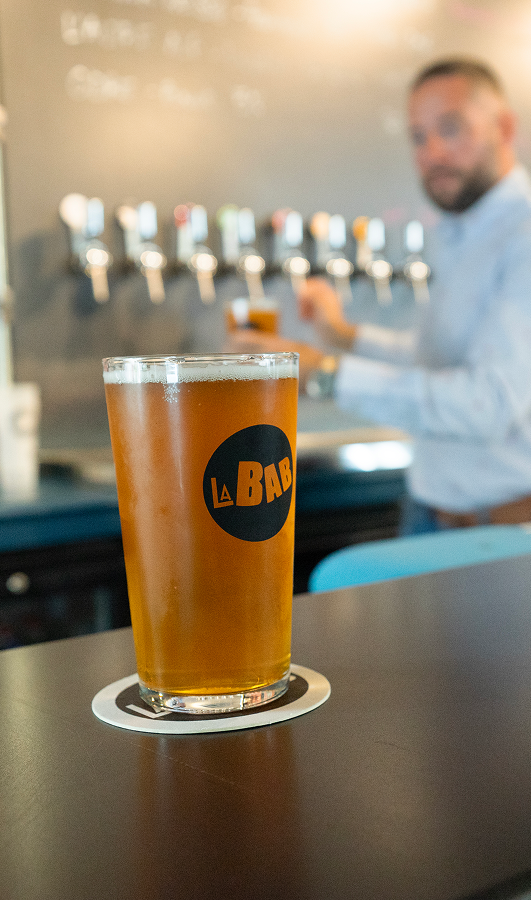 Verre de bière artisanale locale au Bar Le Bab
