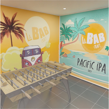 Intérieur du Bab avec un baby-foot et une décoration chaleureuse